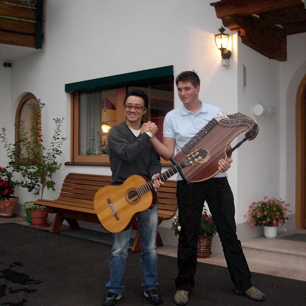 TV-Dokumentation in Japan über die Zither mit Kohei Otomo (Hound Dog) und Andreas Erber