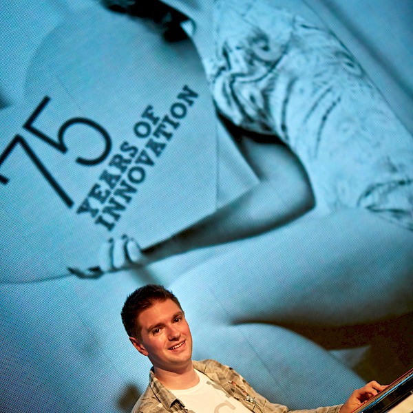 75 Jahre Lenzing AG - 800 Leute aus aller Welt  & 1 Zither