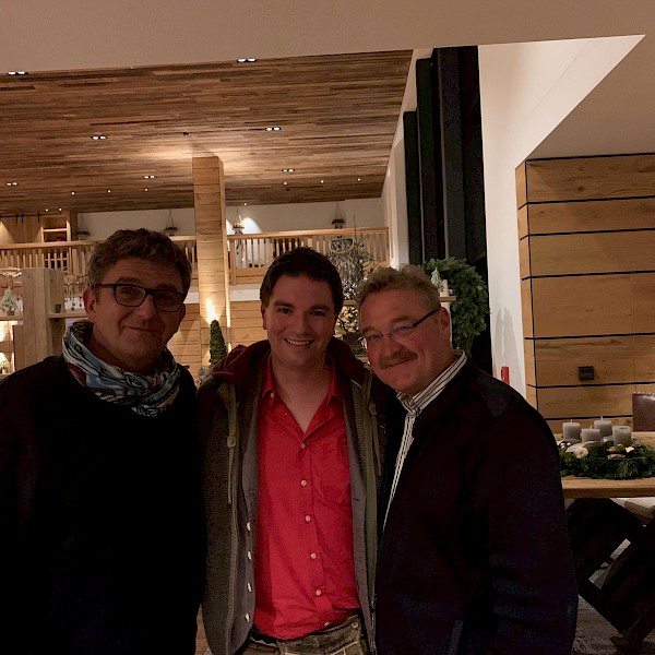 Weihnachtslesung mit dem Bergdoktor. Hans Sigl und Ferry Öllinger in einer heiter besinnlichen Doppelconference inkl. Lesung. Dazu Andreas Erber an der Zither.